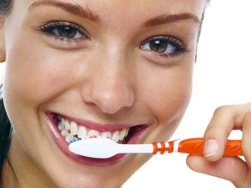 La pulizia dei denti con spazzolino consigliata dall'igienista dentale