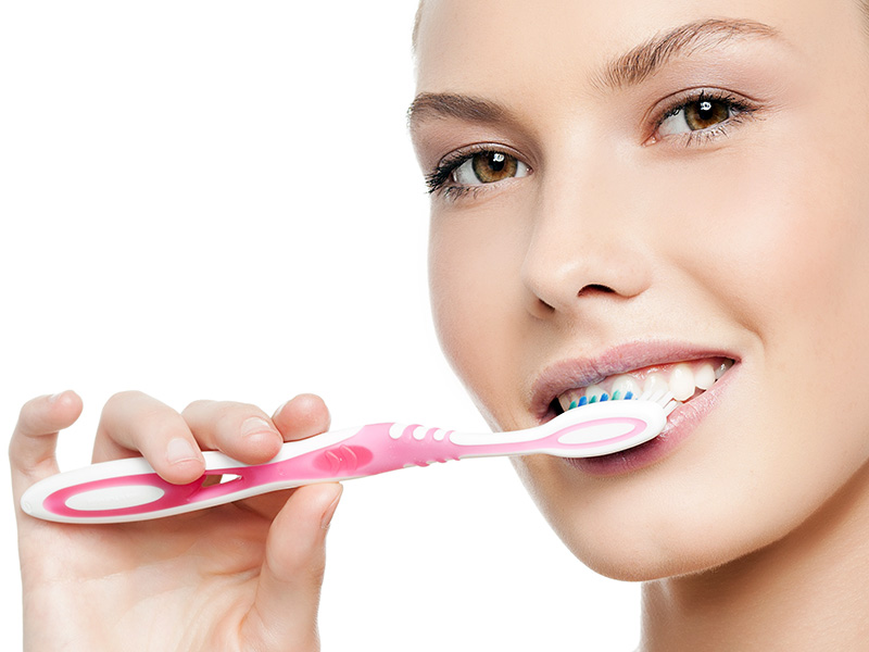 Come si usa lo spazzolino per una corretta pulizia dei denti